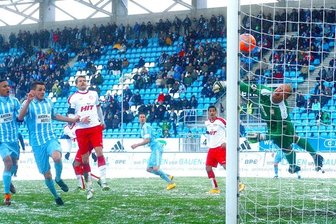 Chemnitzer FC schlägt Fortuna Köln mit 3:1 - Vergeblich streckt sich Torhüter Andre Poggenborg nach dem Kopfball von Tim Danneberg zum 2:1.