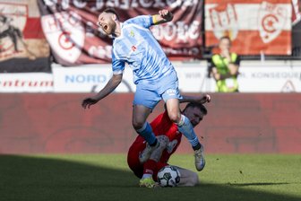 Chemnitzer FC schnappt sich Jan Löhmannsröben: „Wie ein guter Wein – umso älter, desto besser“ - Jan Löhmannsröben – hier bei einer Grätsche gegen Ex-CFC-Kapitän Tobias Müller – spielt in der kommenden Saison für Himmelblau.
