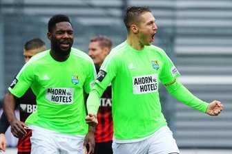Chemnitzer FC siegt 3:0 gegen Wehen Wiesbaden - Moise Mbende (links) und Daniel Frahn bejubeln das Chemnitzer Führungstor zum 1:0.