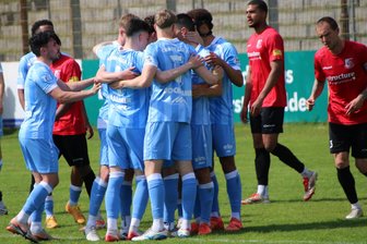 Chemnitzer FC siegt bei Altglienicke und sitzt Tabellennachbarn im Nacken - Die Chemnitzer jubeln in Fürstenwalde über die Führung zum 1:0.