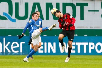 Zweikampf zwischen Mirnes Pepic (Rostock) und Philipp Hosiner (CFC).