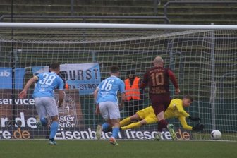 Chemnitzer FC siegt beim Tabellenzweiten BFC Dynamo - CFC Torhüter   David Wunsch  parierte  einen  Elfmeter.