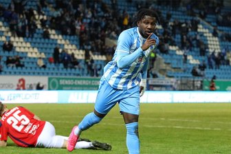 Chemnitzer FC siegt und macht Sprung in der Tabelle - Stephan Mensah traf bereits nach sechs Minuten zum 1:0 für den CFC.