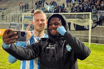 Chemnitzer FC siegt zum dritten Mal in Folge: Das sagen die Akteure - Chemnitzer Torschützen unter sich: Stephan Mensah (rechts) traf kurz nach Beginn des Spieles gegen Eilenburg, Stanley Keller mit dem Abpfiff. Das galt es, fotografisch festzuhalten.