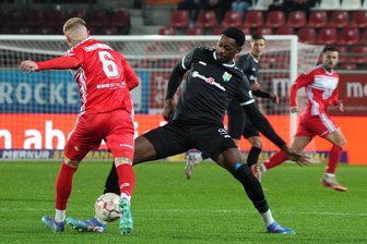 Chemnitzer FC sorgt für nächsten Paukenschlag - CFC-Offensivspieler Ephraim Eshele (r.) stand in der Startelf. Foto Marcus Hengst