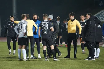 Chemnitzer FC: Spiel in Bautzen abgebrochen - Nach einer Viertelstunde war schon wieder Schluss, der Platz in Bautzen ließ ein normales Fußballspiel nicht zu.