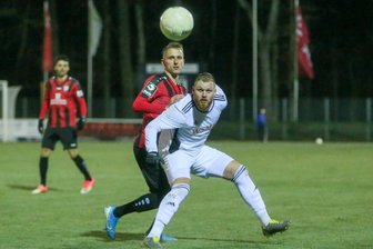 Chemnitzer FC steht im Halbfinale des Sachsenpokals - Zweikampf zwischen Paul Milde (CFC) und Florian Schilling (Markranstädt).