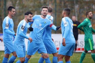 Chemnitzer FC steht im Viertelfinale des Sachsenpokals - Matti Langer jubelt mit seiner Mannschaft nach dem 1:0 für Chemnitz.