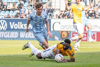 Chemnitzer FC treibt Kaderplanung weiter voran - Samuel Biven (links) – hier im Duell mit Malik Talabidi von Carl Zeiss Jena – hat seinen Vertrag beim CFC verlängert.