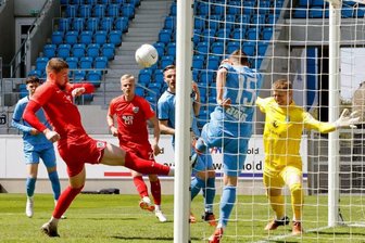 Chemnitzer FC und Babelsberg teilen sich die Punkte - Die Babelsberger vor dem Tor von CFC-Torhüter Jakub Jakubov (r.)