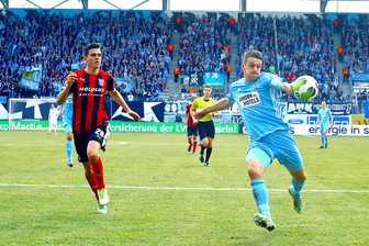 Chemnitzer FC und Halle teilen sich die Punkte  - Torchance für Daniel Frahn (Chemnitz, rechts), Tobias Müller (Halle) auf den Fersen. 