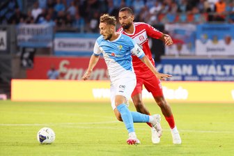 Der Chemnitzer Jan Koch im Zweikampf mit Cyrill Akono vom Halleschen FC.
