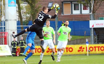 Chemnitzer FC unterliegt beim SV Meppen - Torhüter Kevin Kunz rettet hier den Ball nach einem Angriff der Meppener.