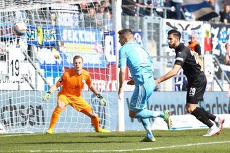 Chemnitzer FC unterliegt dem Spitzenreiter Duisburg 2:3 - Daniel Frahn (Chemnitz, 2. v.l.) mit einer Torchance gegen Tugrul Erat (Duisburg).