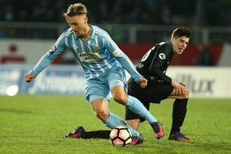 Chemnitzer FC unterliegt in Münster - Der Chemnitzer Björn Jopek behauptet in dieser Szene gegen Tobias Warschewski den Ball.