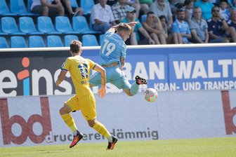 Chemnitzer FC unterliegt Sportfreunden Lotte - Spielszene zwischen Nico Neidhart und Philip Türpitz.