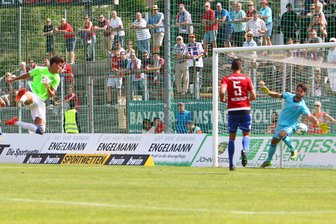 Chemnitzer FC unterliegt Unterhaching - Myroslav Slavov trifft per Kopfball zum 1:2.