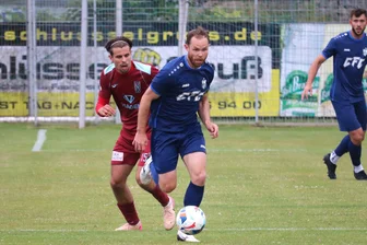 Chemnitzer FC unterliegt Zweitligisten aus Tschechien - CFC-Kapitän Tobias Müller (vorn) setzt sich gegen Patrik Goj (FK Usti nad Labem) durch. Foto: Knut Berger