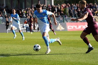 Chemnitzer FC verbucht einen Teilerfolg - Hier ist Leon Damer auf dem Weg Richtung des Berliner Strafraums.