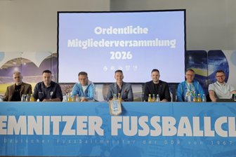Chemnitzer FC: Verdopplung der Mitgliederzahl für Rückkehr in den Profifußball – das steckt hinter der „Vision 2030“ - Tommy Haeder (2. von links) stellte bei der Mitgliederversammlung des CFC die „Vision 2030“ vor.