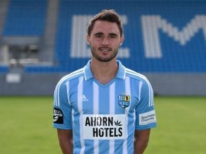 Chemnitzer FC verlängert mit Kapitän Kevin Conrad - Fußballspieler Kevin Conrad posiert im Stadion.
