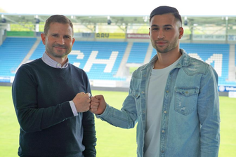 Chemnitzer FC verlängert mit Kurt - CFC-Geschäftsführer Sport Marc Arnold (li.) und Okan Kurt (re.) nach der Vertragsunterschrift im Stadion - An der Gellertstraße