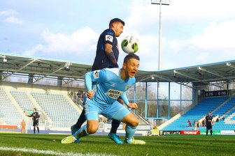 Chemnitzer FC verliert auch mit neuem Trainer - Frahn (Chemnitz, vorne) und Srbeny (Paderborn) im Duell