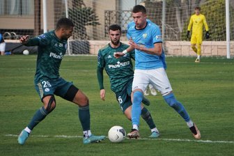 Hier versucht sich CFC-Akteur Kilian Pagliuca (r.) durchzusetzen.