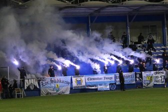 Chemnitzer FC verliert im Test gegen Wuppertaler SV nach Pyronebel den Durchblick - In der Halbzeitpause des Testspiels gegen Wuppertal zündeten einige CFC-Fans Bengalische Feuer.