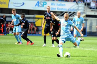 Chemnitzer FC verliert in Paderborn - Dennis Grote (Chemnitz) beim Elfmeter.