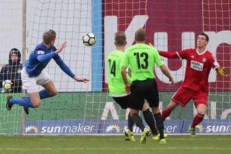 Chemnitzer FC verliert in Rostock - Oliver Hüsing (Rostock) erzielt den Treffer zum 1:0 per Kopfball.