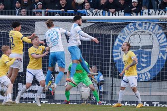 Chemnitzer FC verliert Ost-Klassiker gegen Jena – Serie gerissen - Die Spieler des Chemnitzer FC hadern nach der 1:2-Niederlage gegen Carl Zeiss Jena.