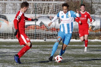 Chemnitzer FC verliert Test gegen Halle 2:4 - Maxim Pronichev (links) und Deji-Ousman Beyreuther kämpfen um den Ball.