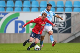 Chemnitzer FC verpasst Heimsieg nach Bozic-Rot und Ausgleichstor eines Ex-Aue-Profis - Dejan Bozic (rechts) flog in der zweiten Hälfte vom Platz.