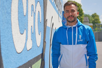 CFC-Neuzugang Furkan Kircicek nach der Vertragsunterschrift im Stadion an der Gellertstraße. 