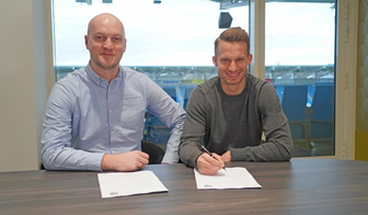 Armin Causevic (links) bei der Vertragsunterzeichnung mit Maximilian Oesterhelweg
