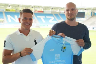 Neuzugang Felix Schimmel (li.) und CFC-Sportdirektor Armin Causevic.