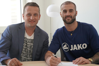 Chemnitzer FC verpflichtet Neuseeländer Thomas Doyle - Thomas Doyle (rechts) neben CFC-Geschäftsführer Thomas Sobotzik.