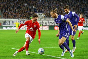 Chemnitzer FC verpflichtet Offensivspieler des Halleschen FC - Leon Damer, hier im Trikot des Halleschen FC im Spiel gegen den FC Erzgebirge Aue, läuft künftig für den Chemnitzer FC auf. 
