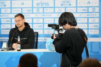 Chemnitzer FC: Warum sich derzeit ein japanischer Fernsehsender für den Regionalligisten interessiert - Kei Kikuchi (r.) filmt CFC-Sportdirektor Chris Löwe.