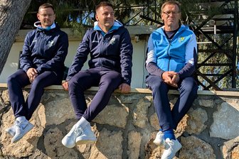 Chemnitzer FC: Was die Führungsriege beim Trainingslager in der Türkei sehen will – und was sie Kritikern entgegnet - Verfolgen die Trainingseinheiten in der Türkei aufmerksam: CFC-Sportdirektor Chris Löwe sowie die Geschäftsführer Tommy Haeder und Uwe Hildebrand (von links).