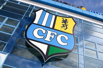 Chemnitzer FC wehrt sich gegen das Urteil zugunsten Polsters - Das CFC-Logo an der Fassade des Stadions.