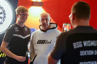 Chemnitzer FC: Zwei Fans des FC Erzgebirge Aue „entern“ mit Mario Basler den VIP-Bereich - Haben beim Dart-Turnier in Meerane bereits Fotos mit Mario Basler (Mitte) schießen können: Florian Haase (links) und Sebastian Braun.