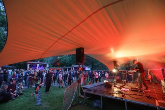 Chemnitzer Festival „Fuego a la Isla“ begeistert Tausende auf der Schloßteichinsel - Das Festival „Fuego a la Isla“, also Feuer auf der Insel, hat knapp 3000 Gäste gezählt, hier die Seebühne mit Konrad Küchenmeister.