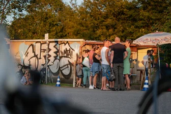 Chemnitzer Festival inmitten von 1000 Garagen – aber mit Parkplatz-Problem: Drei Tage mit Kassetten-Disko, Duftbäumchen und Senf - Die Garagen werden zur Festival-Kulisse.