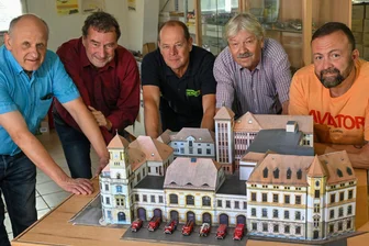 Chemnitzer Feuerwache im Miniaturformat: Hier entsteht das wohl kleinste Projekt zur Kulturhauptstadt - Siegfried Künzel, Steffen Haupt, Ulf Wilhelm, Steffen Grünes und Stefan Wagner (von links) vor dem noch nicht ganz fertigen Modell der Chemnitzer Feuerwache 1.
