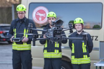 Chemnitzer Feuerwehr hat jetzt ein „fliegendes Auge“: Neue Drohne soll Einsätze erleichtern - Mindestens zu dritt: Drohnenpilot René Zierold (Kleinolbersdorf-Altenhain) lenkt das Fluggerät, Justin Jost (Mittelbach) steuert die Kamera und Emily Fritzsch (Mittelbach) hält Kontakt zur Einsatzleitung und beobachtet den Luftraum.