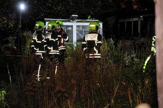 Chemnitzer Feuerwehr muss am späten Dienstagabend ausrücken - Am späten Dienstagabend wurde die Feuerwehr zu einem Laubenbrand an die Beckerstraße gerufen.