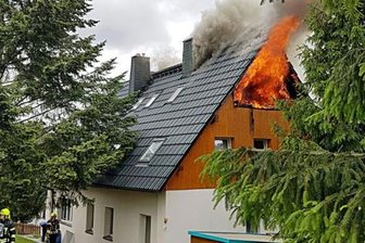 Chemnitzer Feuerwehr rückt wegen Dachstuhlbrand aus - 