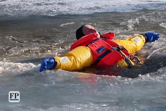 Chemnitzer Feuerwehr übt Eisrettung -